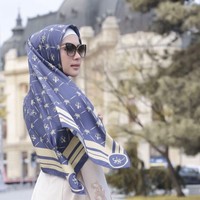 Inilah scarf terbaru yang dirilis Syahrini pada Ramadan 2018. Scarf yang kini banyak dipakai sebagai kerudung atau hijab itu dinamai pelantun Cinta Terbaik tersebut ‘Fatimah Syahrini’. Foto: Instagram/Fatimah Syahrini