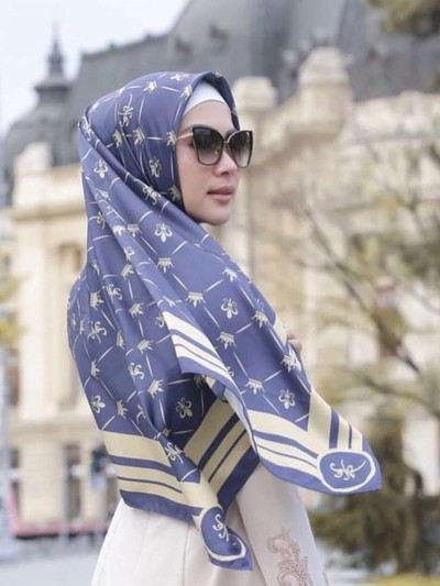 Syahrini berpose memakai scarf Fatimah Syahrini yang saat ini sold out. Foto: Instagram/Fatimah Syahrini Syahrini berpose memakai scarf Fatimah Syahrini yang saat ini sold out. Foto: Instagram/Fatimah Syahrini
