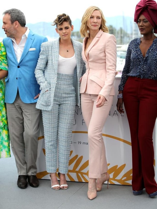 Untuk sesi photocall di siang harinya, Kristen, yang juga ditunjuk sebagai juri ajang film bergengsi tersebut, memilih setelan biru pastel. Turut hadir, rekan Kristen sesama juri, aktris Cate Blanchett, yang senada dengan setelan pink pastel. (Foto: Getty Images)