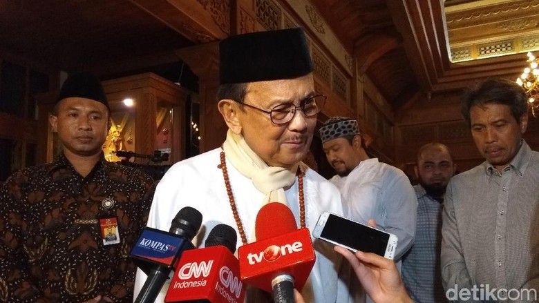 Kenang Ainun, BJ Habibie Baca Sajak Sambil Tersedu-sedu Kenang Ainun, BJ Habibie Baca Sajak Sambil Tersedu-sedu