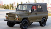 Selain Volvo, ada juga mobil buatan Rusia UAZ (Ulyanovsky Avtomobilny Zavod) 469 beredar di sana. Mobil ini bagi negara komunis dianggap seperti mobil Jeep buat tentara Amerika. Foto: Autotrader.ca