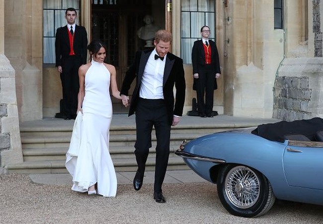 Pangeran Harry dan Meghan Markle menikah di kapel St. George, Windsor Castle, dua tahun setelah berpacaran. Keduanya melangsungkan pernikahan pada Mei 2018 yang menghabiskan budget US$54,9 juta atau sekitar Rp 893 miliar. Foto: Getty Images