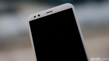 Bagian depannya dibekali kamera 8 megapixel yang dapat pula digunakan untuk membuka ponsel dengan face unlock. Foto: Muhammad Ridho