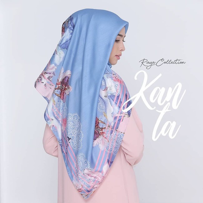 Sebagai desainer, Ivan Gunawan tak mau ketinggalan merilis hijab print scarf melalui label busananya Mandjha Hijab by Ivan Gunawan. Scarf dari Ivan ini dijual seharga Rp 279 ribu. Foto: Dok. Instagram