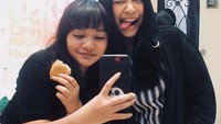 Ada 3 hal penting nih di dunia ini kalau kata Amel. Kamu, teman dan burger. Kira-kira kamu nya Amel siapa ya? Foto: Instagram amelcarla