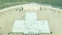 Comedy Carpet adalah sebuah karpet raksasa yang berada di pinggir pantai di Kota Blackpool, Inggris. Karpet ini dirancang oleh seniman Gordon yang diresmikann pada tahun 2011 lalu. (manordrive/Instagram)