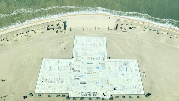 Comedy Carpet adalah sebuah karpet raksasa yang berada di pinggir pantai di Kota Blackpool, Inggris. Karpet ini dirancang oleh seniman Gordon yang diresmikann pada tahun 2011 lalu. (manordrive/Instagram) Comedy Carpet adalah sebuah karpet raksasa yang berada di pinggir pantai di Kota Blackpool, Inggris. Karpet ini dirancang oleh seniman Gordon yang diresmikann pada tahun 2011 lalu. (manordrive/Instagram)