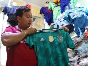 Alasan Pedagang Jersey Tak Naikkan Harga Meski Dolar AS Rp 14.200