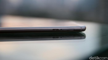 Sharp A2 Lite dilihat dari samping. Foto: Muhammad Ridho