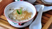 Kalau bubur yang satu ini agaknya kurang familiar, namanya bubur ganepo. Biasanya bubur ini disebut bubur singkong karena terbuat dari singkong parut. Saus gula merah dan santan jadi siraman kuahnya. Foto : @hanhanny