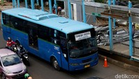 Penumpang yang menggunakan jasa bus TransJakarta dapat naik dan turun di halte pengganti tak jauh dari lokasi pembongkaran.