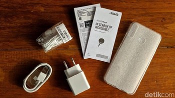 Aksesori yang disertakan dalam paket penjualan terbilang lengkap. Ada charger, kabel data, earphone, buku panduan dan garansi, colokan slot SIM Card dan case transparan. Foto: Adi Fida Rahman/detikINET