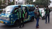 Mitra pengemudi ojek online membagikan tajil kepada supir angkot yang melintas (Foto: detikcom)