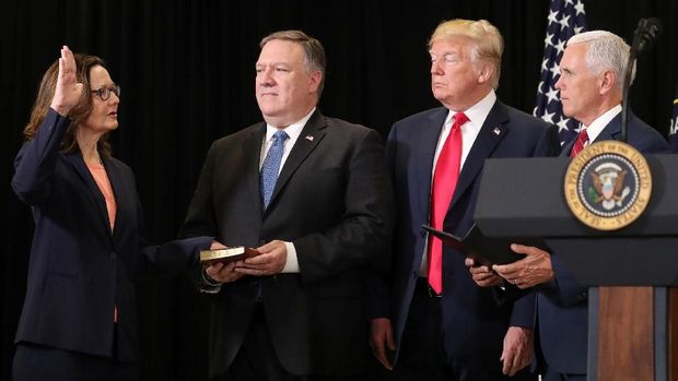 Gina Haspel dilantik oleh Wapres AS Mike Pence, dengan disaksikan Trump dan Menlu AS Mike Pompeo