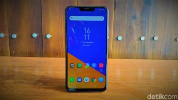 Ponsel ini mengusung layar berukuran 6,2 inch dengan resolusi Full HD+. Foto: Adi Fida Rahman/detikINET