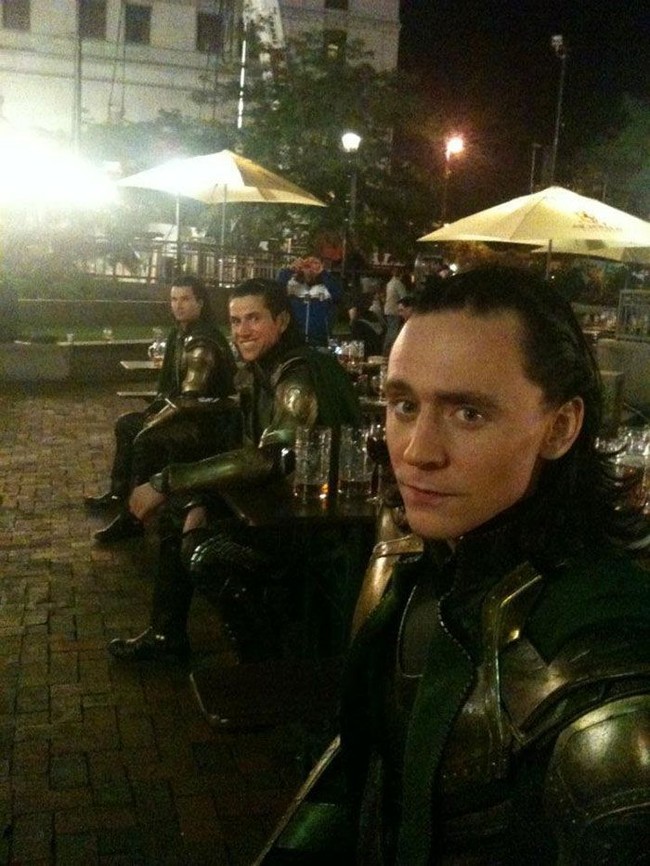 Untuk memerankan Loki, ternyata Tom Hiddleston memerlukan dua pemeran pengganti. Ini foto selfie-nya bersama mereka. Foto: Bored Panda