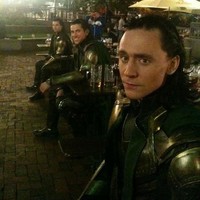 Untuk memerankan Loki, ternyata Tom Hiddleston memerlukan dua pemeran pengganti. Ini foto selfie-nya bersama mereka. Foto: Bored Panda