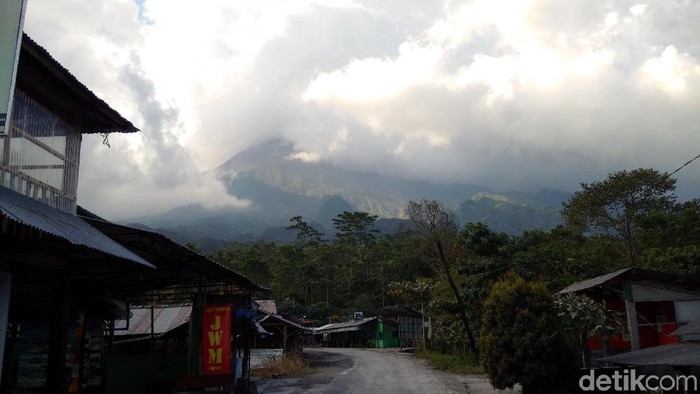 Melihat Puncak Merapi Yang Masih Berstatus Waspada Sore Ini