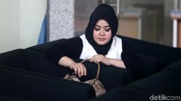 Dia lalu beranjak pergi dengan menumpang Toyota Fortuner putih berpelat nopol B 1418 RFS. (Foto: Ari Saputra)