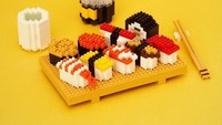 Selain ramen, sajian lain khas negeri sakura juga tidak luput dari pemikiran Chris. Semuanya terbuat dari Nanoblock. Mulai dari sushi, baki hingga soyu.Foto: Instagram @christan