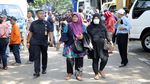 Antre Panjang dan Berpanas-panasan Demi Tukar Uang Baru