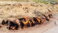Foto: Di Azerbaijan, sebuah negara kecil yang terletak antara Asia Barat dan Eropa Timur, terkenal akan budaya dan sejarahnya yang kaya. Tidak hanya itu, alamnya juga unik. Salah satunya adalah Yanar Dag, gunung yang selalu terbakar dan juga dianggap keramat. (ligaslenge/Instagram)