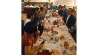 Kalau ini momen makannya Anwar Ibrahim bersama masyarakat Malaysia yang ada di San Fransisco. Usai makan memang enak sambil ngeteh dan ngobrol. Foto: instagram @anwaribrahim_my