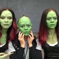 Zoe Saldana pose bersama pemeran pengganti yang mengenakan topeng yang dibuat mirip dengan wajahnya. Beneran mirip nggak? Foto: Bored Panda