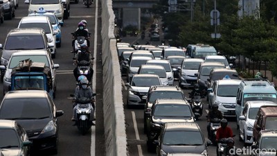 Jelang Waktu Berbuka, Jalan Casablanca Mengular Panjang
