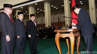 Ketua DPR Bambang Soesatyo (Bamsoet) menandatangani surat penetapan Sekjen DPR yang baru.