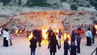 Foto: Yanar Dag juga dianggap keramat oleh orang banyak dan sering didatangi peziarah, bahkan dari Tiongkok dan India. Para peziarah mengaku melihat gunung terbakar ini dalam mimpinya, tidak sedikit juga yang ingin meminta kesembuhan. (muhammad_salman_hanif/Instagram)