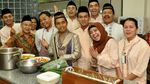 Ini Keseruan Ustaz Maulana Saat Makan Bersama Kru dan Rekan di Islam Itu Indah