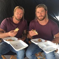 Chris Hemsworth dan pemeran penggantinya, Bobby Holland, untuk film Thor dan The Avengers. Siapa lebih keren? Foto: Bored Panda