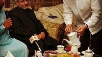 Ini momen saat Anwar Ibrahim menjamu Syeikh Dr. Mustafa Wahbah al-Zuhaily. Anwar terlihat menuangkan teh pada cangkir tamunya sebagai rasa hormat. Foto: instagram @anwaribrahim_my