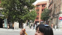 Pemilik nama asli Amalia Nuril Aqmarina ini sedang throwback foto liburannya di Madrid. Kala itu ia mencicip churros cokelat yang kelihatan nikmat. Foto: Instagram amelcarla