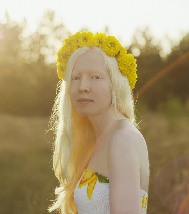 Dessyslava merupakan seorang model wanita muda asal Bulgaria yang mulai mendobrak industri fashion. Foto: Instagram