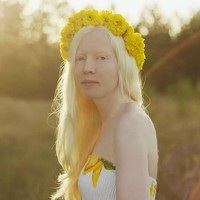 Dessyslava merupakan seorang model wanita muda asal Bulgaria yang mulai mendobrak industri fashion. Foto: Instagram