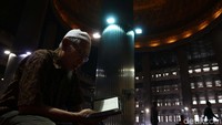 Mereka membaca alquran di dalam masjid.