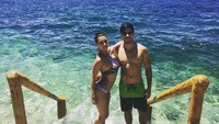 Maria nggak liburan sendirian. Dia menikmati liburan bersama kekasihnya Jose Sarasola. Maria dan Jose berkunjung ke Pulau Olotayan yang super cantik. (maria.ozawa/Instagram)