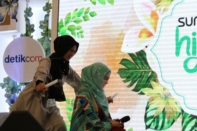 Banyak orang yang menyangka debus itu ada ilmu hitamnya, padahal nggak kaya gitu. Justru di abad ke-16, debus digunakan untuk menarik perhatian orang-orang untuk masuk Islam. Debus kan ada ilmu dzikirnya juga, tutur Ana di atas panggung. Foto: Nico