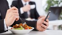 Hampir Semua Orang Kantoran Terbukti Suka Banget Makanan Gratis