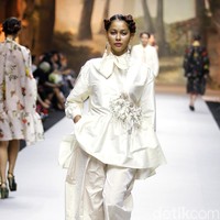 Fashion show koleksi spring/summer 2019 dari desainer Biyan Wanaatmadja di Ballroom Ritz Calton Pacific Place, Jakarta, Selasa [22/5/2018]. Foto: Mohammad Abduh/Wolipop