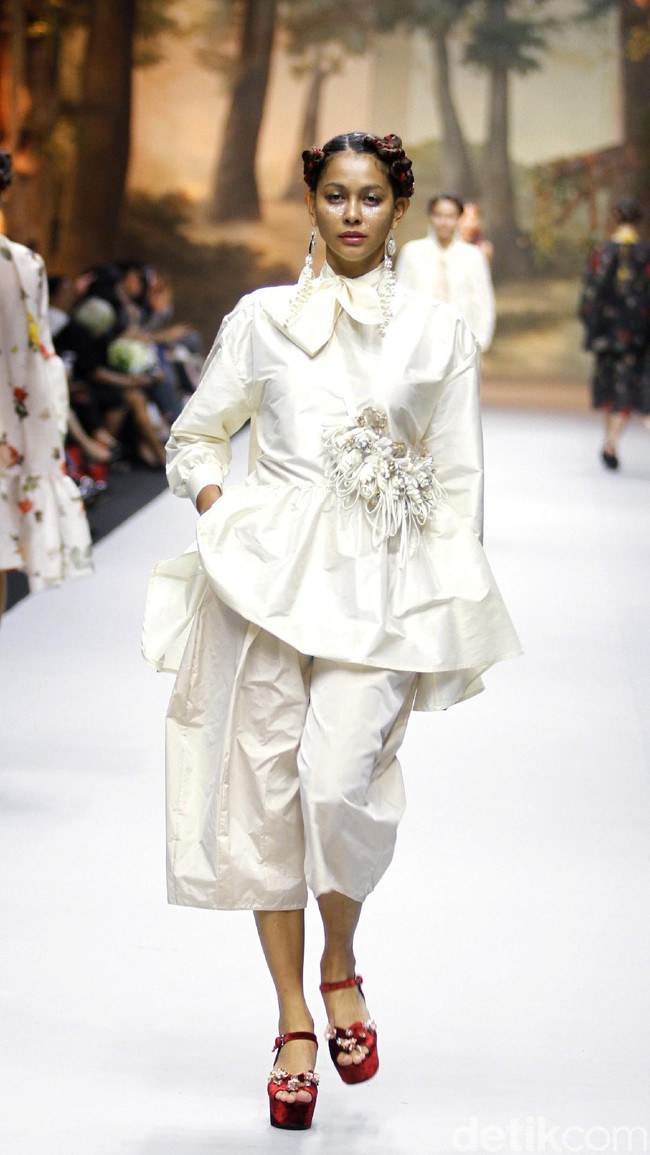 Fashion show koleksi spring/summer 2019 dari desainer Biyan Wanaatmadja di Ballroom Ritz Calton Pacific Place, Jakarta, Selasa [22/5/2018]. Foto: Mohammad Abduh/Wolipop