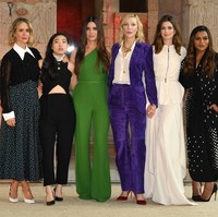 Para bintang memberikan senyum terbaiknya di hadapan para fotografer. Dari kiri ke kanan, aktris Sarah Paulson, Awkwafina, Sandra Bullock, Cate Blanchett, Anne Hathaway dan Mindy Kaling. (Foto: Getty Images)