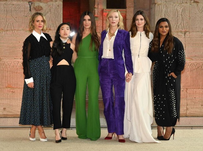 Para bintang memberikan senyum terbaiknya di hadapan para fotografer. Dari kiri ke kanan, aktris Sarah Paulson, Awkwafina, Sandra Bullock, Cate Blanchett, Anne Hathaway dan Mindy Kaling. (Foto: Getty Images)