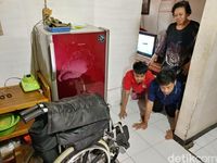 Semangat Janda Penjual Risoles Rawat Dua Anak Lumpuh Sendirian