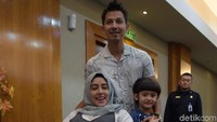 Fairuz A Rafiq dan Sonny kini sedang berbahagia sebab pengantin baru ini baru saja dikaruniai bayi perempuan. Foto: Pool/Noel/DetikFoto.