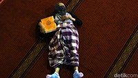 Seorang jamaah tertidur kelelahan.