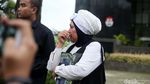Diperiksa KPK, Ibunda Zumi Zola Menangis