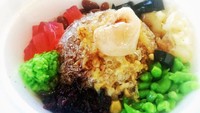 Super komplet dan warna-warni. Ini adalah sajian es campur Shanghai dengan paduan ketan hitam dan putih. Foto: Instagram @randy.aprilianto